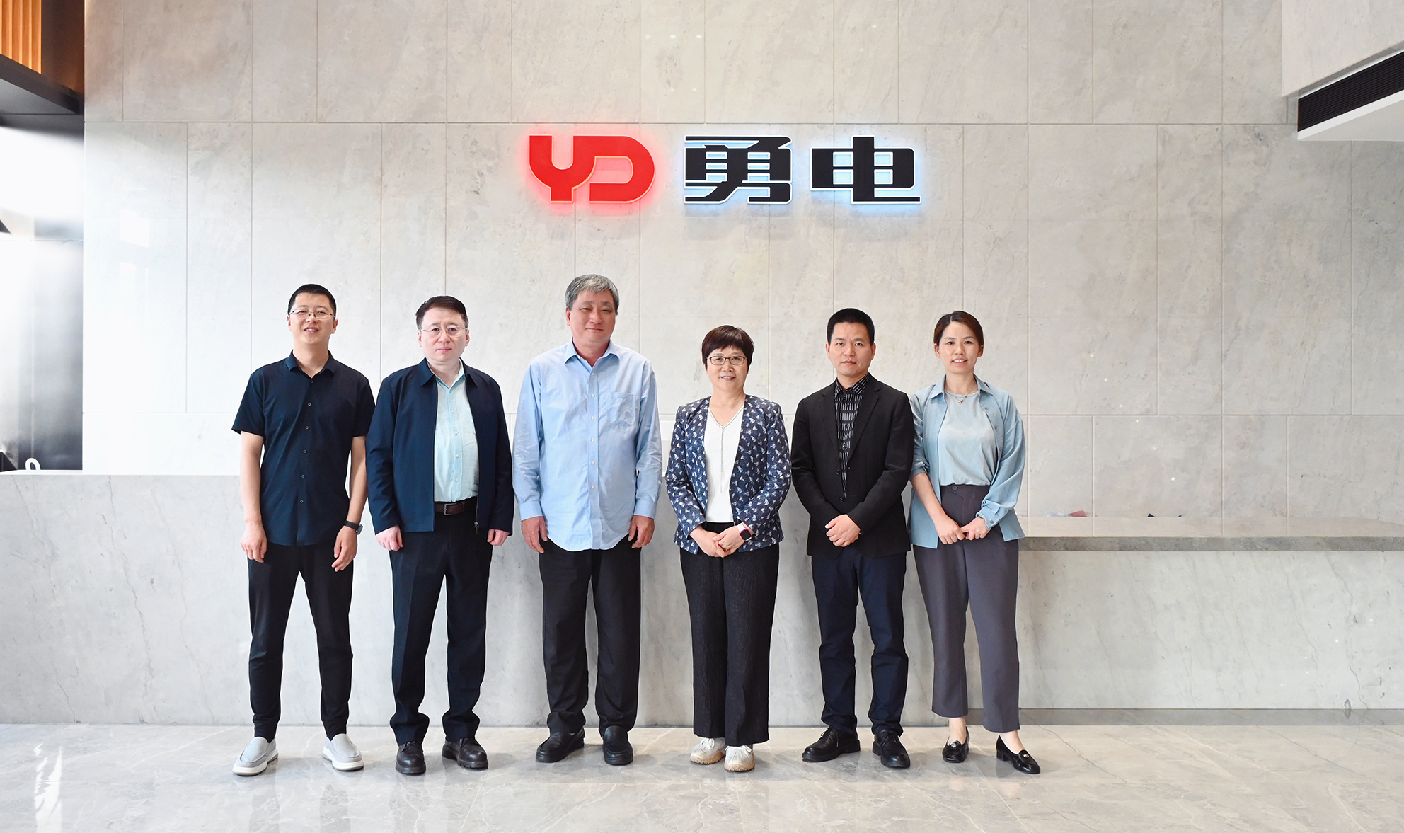 中国照明电器协会何烨理事长一行莅临乐竞官网调研指导